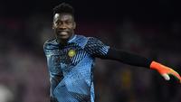 Andre Onana baru saja didatangkan Manchester United dari Inter Milan pada bursa transfer musim panas 2023/2024. Andre Onana tercatat sebagai pemain Kamerun keenam yang bermain di Premier League Liga Inggris sejak 7 tahun terakhir. Berikut daftar lengkap keenam pemain tersebut. (AFP/Pau Barrena)