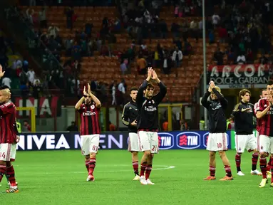 Pemain AC Milan memberikan applaus kepada para suporter di akhir laga kontra Sassuolo di Stadion San Siro, (18/5/2014). (AFP PHOTO/Giuseppe Cacace)
