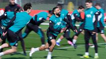 Pemain Liverpool, Mohamed Salah, mengikuti sesi latihan jelang laga melawan Galatsaray pada leg kedua babak 16 besar Liga Champions 2025/2026. (Peter Byrne/PA via AP)