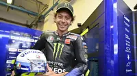 Valentino Rossi tersenyum melihat desain helm untuk MotoGP San Marino 2020. (Dok MotoGP)