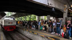 PT Kereta Api Indonesia (KAI) Daop 8 Surabaya mencatat bahwa hari Jumat (28/3/2025) merupakan puncak arus mudik masyarakat yang menggunakan moda transportasi kereta api. (JUNI KRISWANTO/AFP)