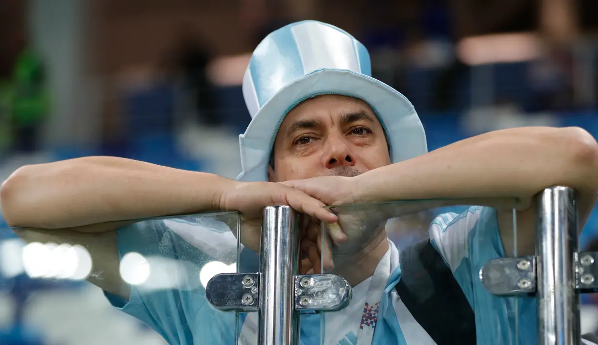 Raut wajah suporter Argentina setelah timnas mereka dikalahkan Kroasia pada penyisihan Grup D Piala Dunia 2018 di Nizhny Novgorod Stadium, Nizhny Novgorod, Rusia, Kamis (21/6). Argentina kalah dengan skor 0-3. (AP Photo/Ricardo Mazalan)