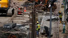 Pekerja saat menyelesaikan pembangunan proyek Mass Rapid Transit (MRT), Jakarta, Sabtu (10/1/2015). (Jakarta.Liputan6/JohanTallo)
