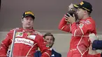 Pebalap Ferrari, Sebastian Vettel merayakan kemenangan sementara Kimi Raikkonen hanya melihatnya dengan tatapan kosong pada F1 GP Monako, (28/5/2017). (AP/Claude Paris)