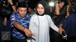 Deputi Gubernur bidang Kebudayaan dan Pariwisata di Pemprov DKI Jakarta, Sylviana Murni saat tiba di kediaman SBY di Cikeas, Jawa Barat, Jumat (23/9). Koalisi Poros Cikeas resmi mengusung Sylviana sebagai Balon Wagub  (Liputan6.com/Gempur M Surya)