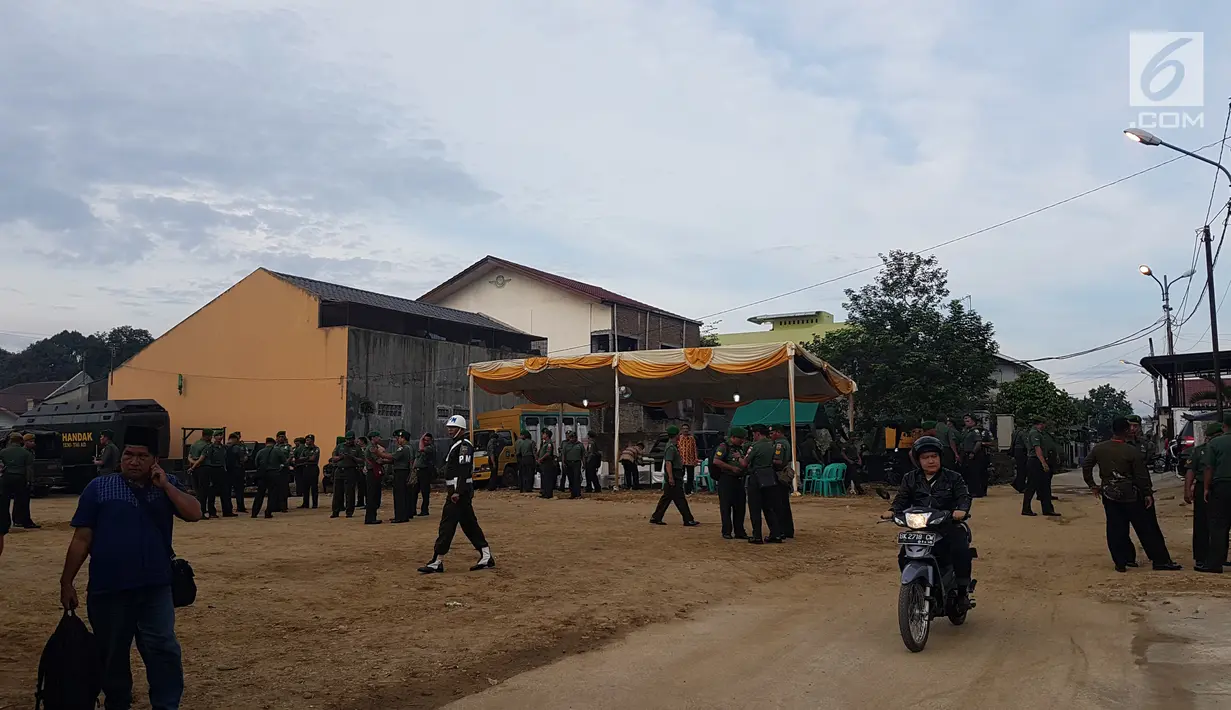 Sejumlah prajurit TNI terlihat di kediaman salah seorang paman Bobby Nasution, di Medan Johor, Sumatera Utara, Selasa (21/11). Putri Presiden Jokowi, Kahiyang Ayu, akan menjalani acara adat pemberian Boru Siregar. (Liputan6.com/Aditya Eka Prawira)