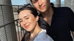 Dalam liburan ini pemain sinetron dan model ini tidak luput untuk mengabadikan momen mesranya bersama suami. Bersama dengan Rizki Natakusumah, potret pasangan ini pun terlihat serasi dan menuai banyak pujian dari netizen. Banyak yang menyebut bahwa keduanya saat ini tengah berbulan madu bersama. (Liputan6.com/IG/@bebytsabina)