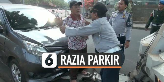 VIDEO: Razia Parkir, Pengemudi Online Memohon Mobilnya Tidak Diderek