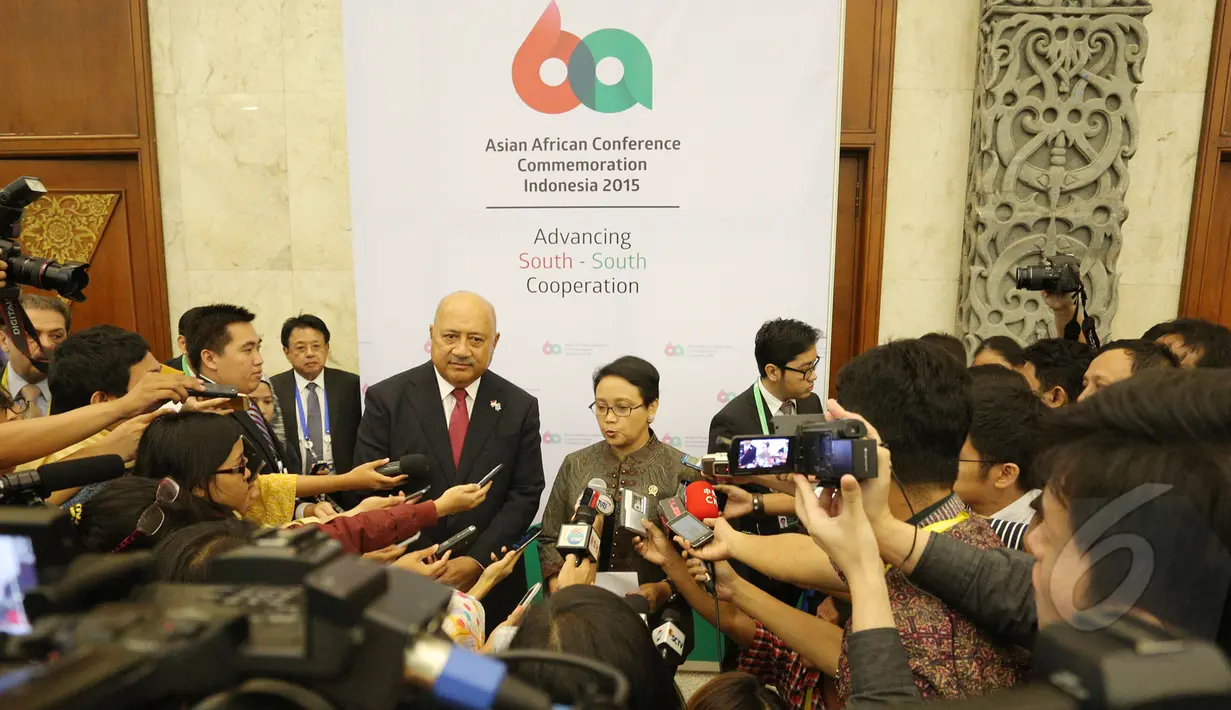 Menlu Retno Marsudi (kanan) bersama Menlu Fiji Ratu Inoke Kubuabola disela acara KAA ke-60 di JCC, Jakarta (19/4/2015). Pertemuan bertujuan untuk memperkuat hubungan diplomatik kedua negara khususnya dibidang ekonomi. (Liputan6.com/Herman Zakharia)