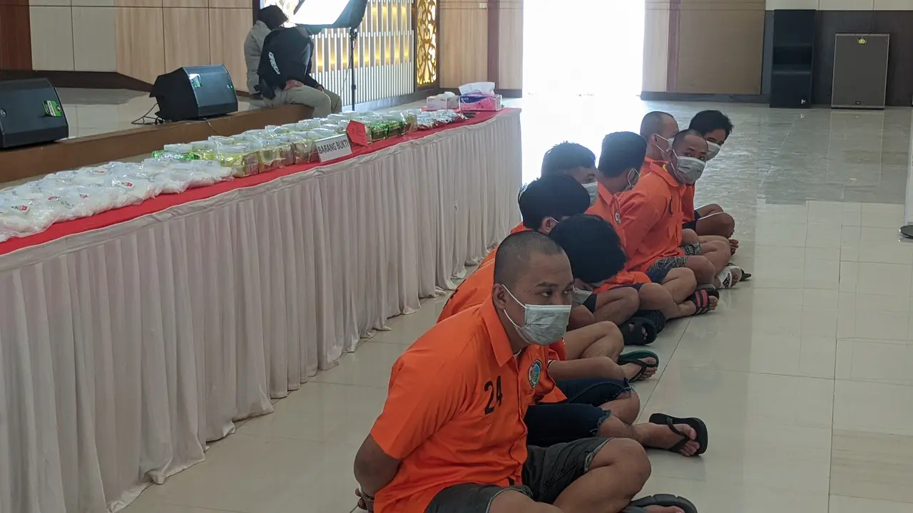 8 tersangka tindak pidana narkotika jaringan Fredy Pratma diringkus Polda Lampung. Foto (Liputan6.com/Ardi)