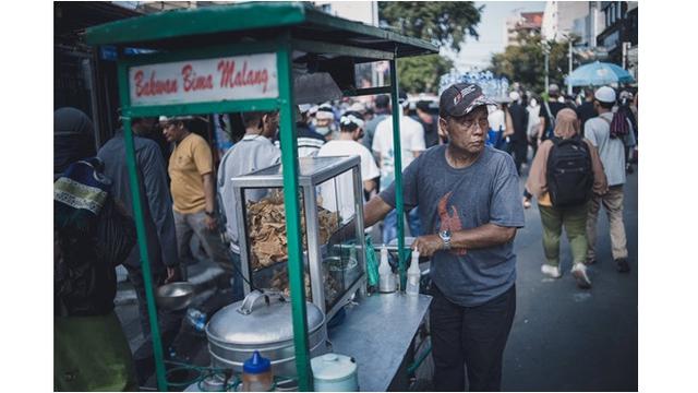 10 Potret Pedagang yang Berjualan Saat Aksi 22 Mei, Tak Peduli Situasi