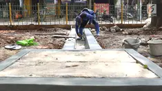 Petugas membuat saluran sumur resapan di kawasan Lenteng Agung, Jakarta, Rabu (20/3). Pembuatan sumur resapan di kawasan tersebut bertujuan mengurangi genangan air yang timbul setiap hujan deras. (Liputan6.com/Immanuel Antonius)