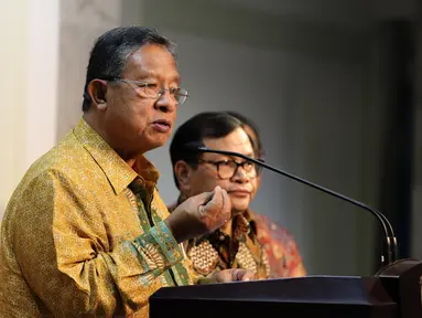 Menko bidang Perekonomian Darmin Nasution memberikan keterangan pers terkait kebijakan ekonomi tahap II, Jakarta, Selasa (29/9/2015). Paket kebijakan tahap dua difokuskan pada industri, keuangan dan ekspor. (Liputan6.com/Faizal Fanani)