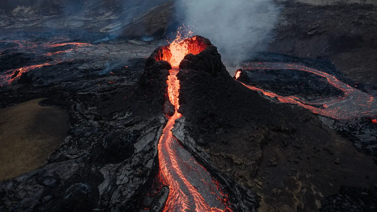ilustrasi gunung meletus
