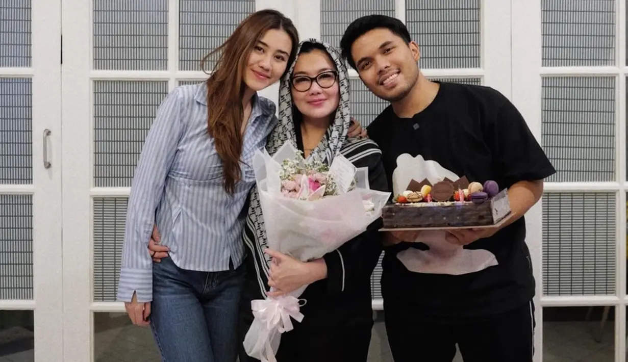 <p>Diabadikan melalui Instagram Story-nya, Reza Artamevia terkejut mendapati anak, calon menantu, dan lainnya masuk ke rumah saat dirinya sedang asyik menonton tv sendirian. Aaliyah dan saudara-saudaranya langsung menyanyikan lagu selamat ulang tahun sambil membawa kue dengan lilin yang menyala. (Liputan6.com/IG/@rezaartameviaofficial)</p>
