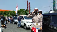 Sikap Tegap Sempurna Pengendara Saat Melintas di Jalan Ahmad Yani Surabaya