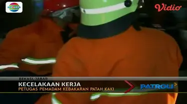 Petugas pemadam kebakaran di Bekasi, Jawa Barat, mengalami patah kaki akibat tertimpa besi saat bertugas.