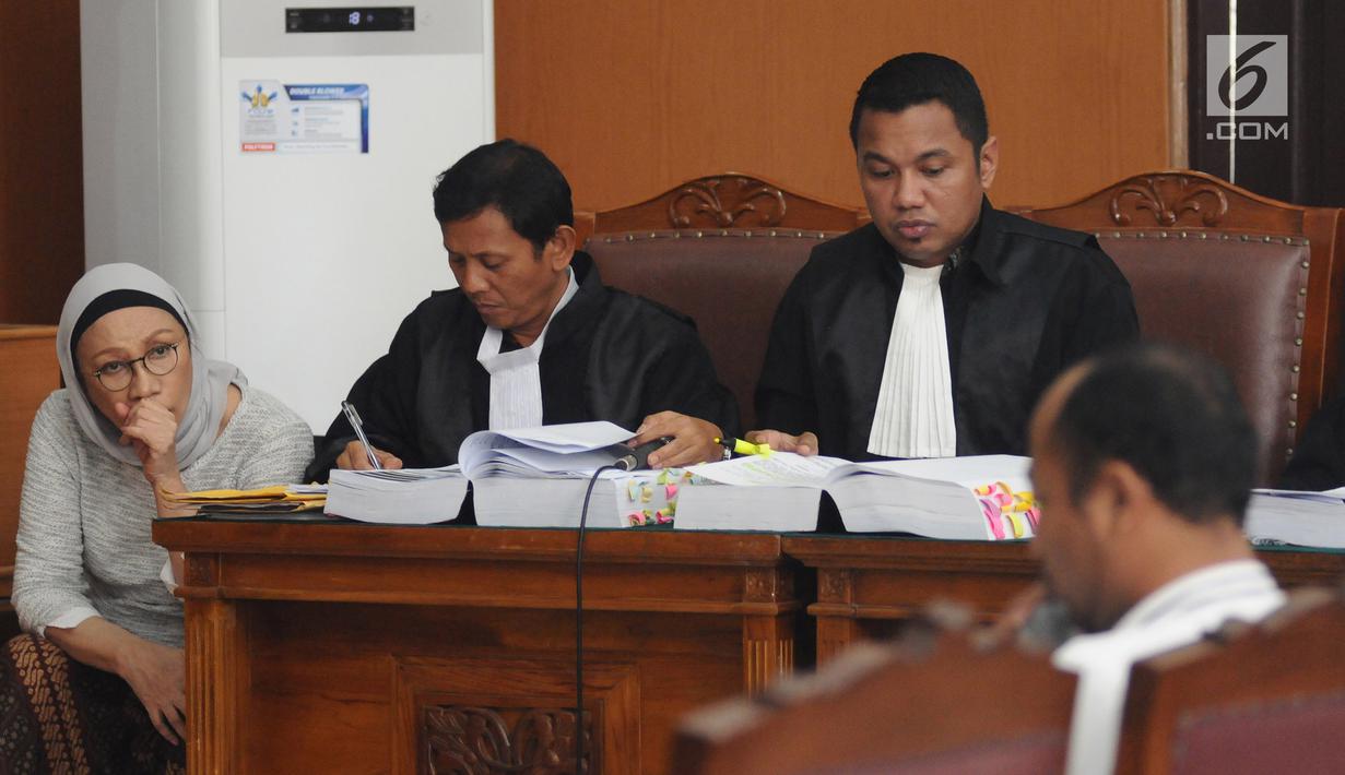 Terdakwa kasus dugaan penyebaran berita bohong atau hoaks Ratna Sarumpaet mendengarkan keterangan saksi dalam sidang lanjutan di PN Jakarta Selatan, Kamis (25/4). Sidang tersebut dengan agenda pemeriksaan saksi ahli yang dihadirkan oleh Jaksa Penuntut Umum (JPU). (Liputan6.com/Herman Zakharia)