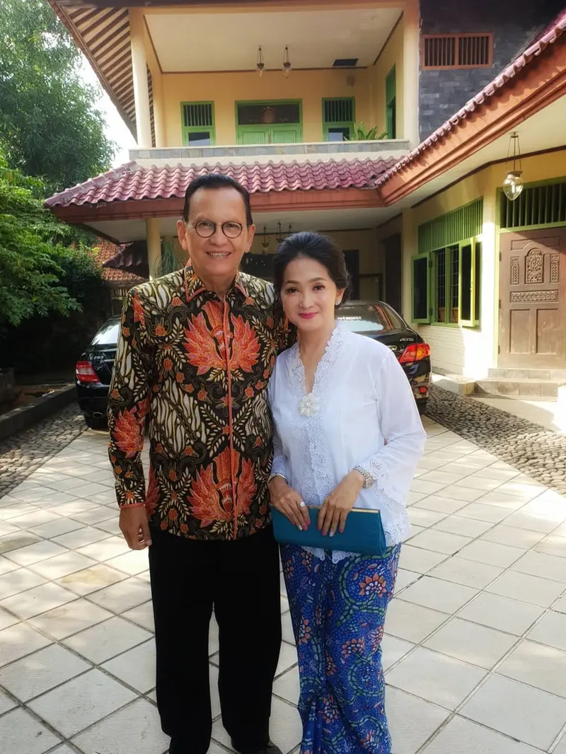 34 Tahun Bersama, Ini 6 Momen Romantis Roy Marten dan Anna Maria