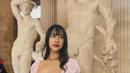 Hal yang sama dilakukan Anya Geraldine yang juga memasangkan atasan bustier andalan dengan celana jeans. [IG @anyageraldine]