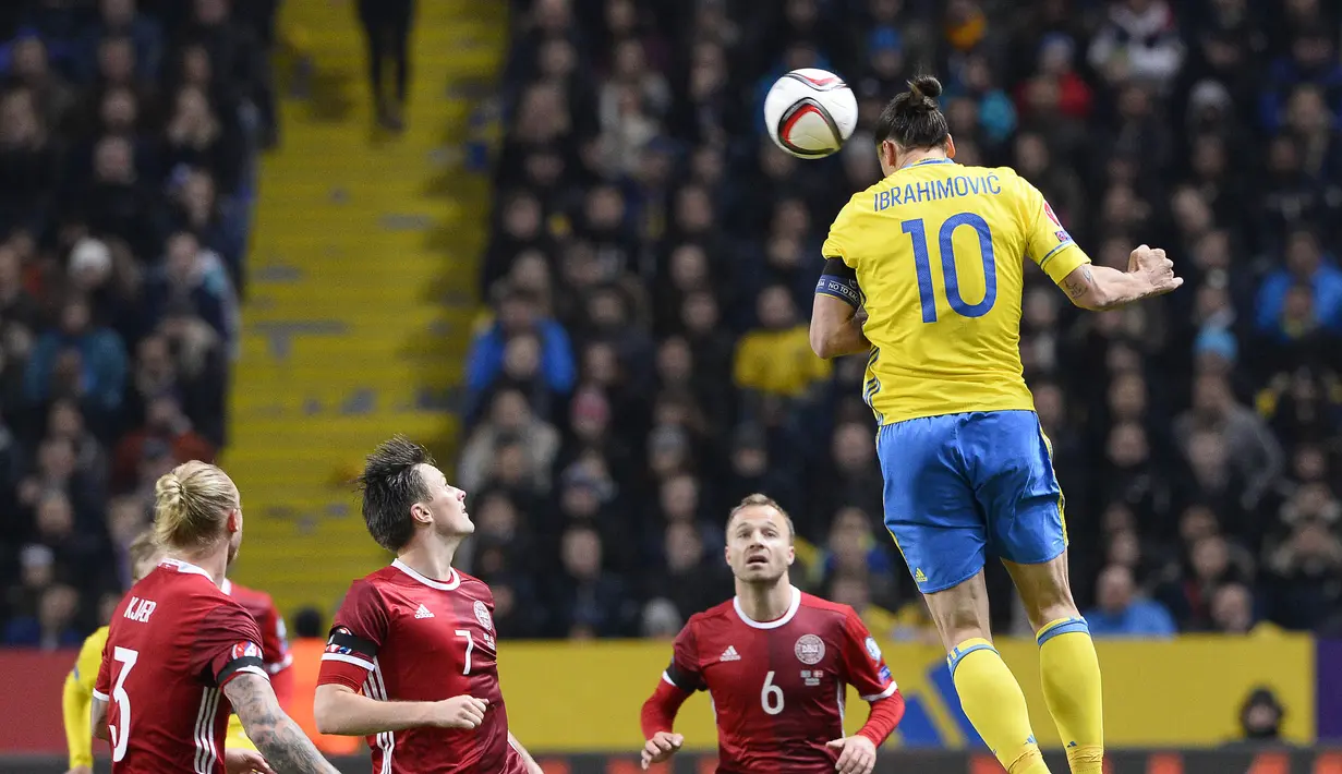 Striker Swedia, Zlatan Ibrahimovic, menyundul bola ke gawang Denmark pada laga play-off Piala Eropa 2016 di Friends Arena, Swedia, Minggu (15/11/2015) dini hari WIB. (AFP Photo/Jonathan Nackstrand)