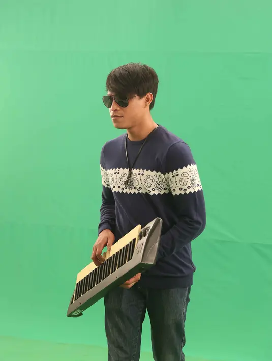 Lyla memanfaatkan teknologi edting gambar dan lebih banyak menggunakan layar hijau ketika proses pembuatan video klip ‘Turis’ ini. Dharma sang keyboardist dan kawan-kawan harus berimajinasi disini. (Nurwahyunan/Bintang.com)