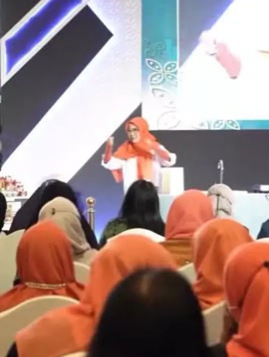 <p>Para penonton begitu antusias mendengarkan ceramah yang diberikan Sisca Soewitomo. (Foto: Instagram/@sisca.soewitomo)</p>