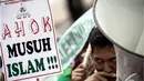 Para pengunjuk rasa membawa tulisan yang bertuliskan 'Ahok Musuh Islam', Jakarta, Jumat (24/10/2014) (Liputan6.com/Faizal Fanani)