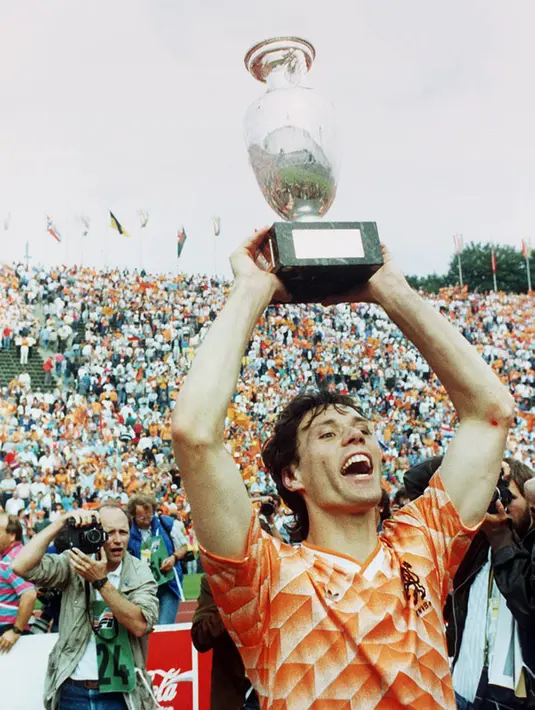 1. Marco Van Basten, striker legendaris Belanda itu dilatih Cruyff saat menukangi Ajax musim 85/86 hingga 86/87. Bersama Cruyff, Basten berkembang menjadi bomber haus gol dan diboyong klub raksasa asal Italia, AC Milan, pada tahun 1987. (AFP/Staff)
