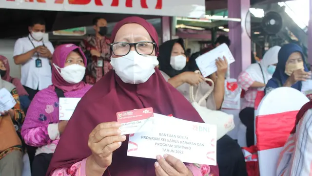 Jokowi Salurkan Bantuan PKH dan BPNT di Pasar Pucang Anom Surabaya
