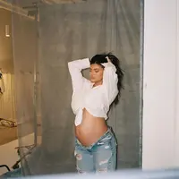 Kylie Jenner diketahui mengandung anak keduanya dengan Travis Scott pada Agustus 2021. (Foto: Instagram/kyliejenner)