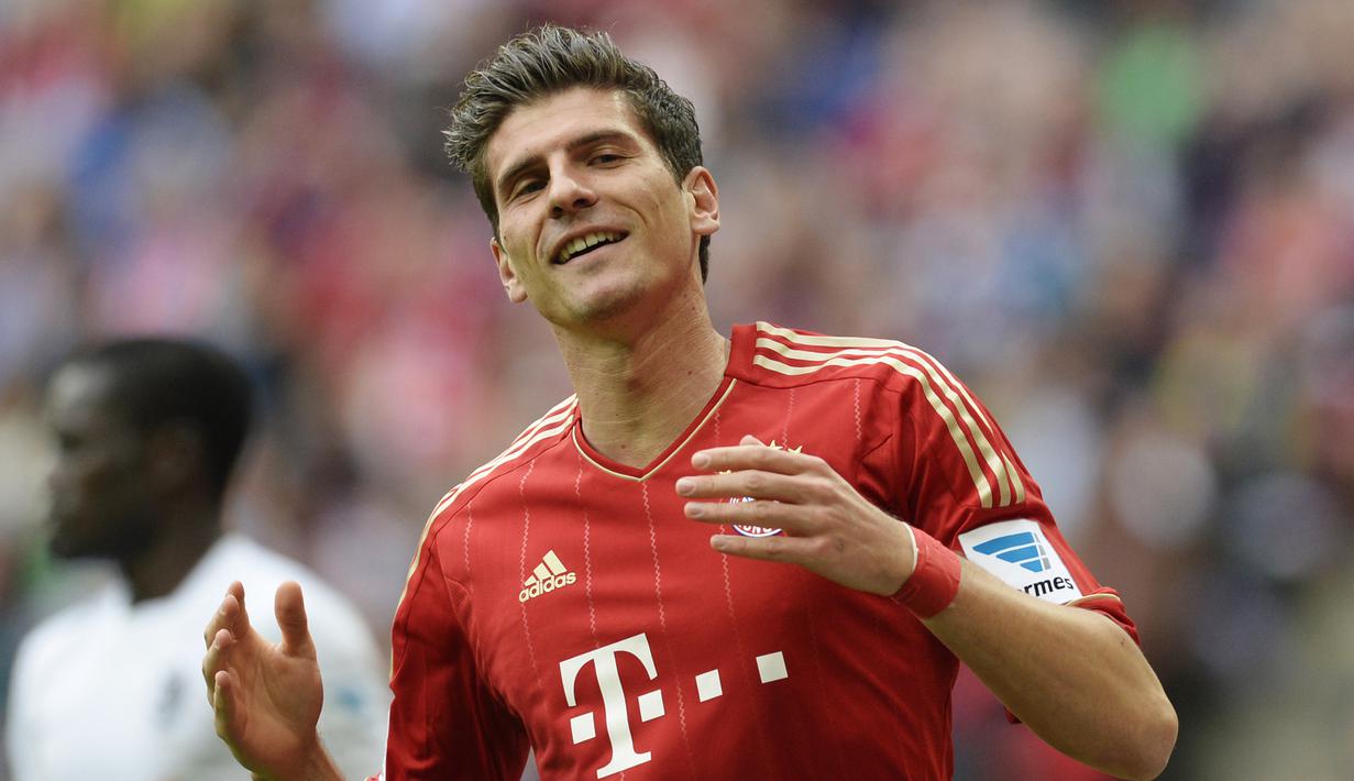 6. Mario Gomez - Bomber timnas Jerman punya ritual unik sebelum merumput. Penyerang yang pernah membela Bayern Munchen tersebut akan selalu menggunakan toilet paling kiri, baik itu di toilet kandang maupun tandang. (AFP/Christif Stache)