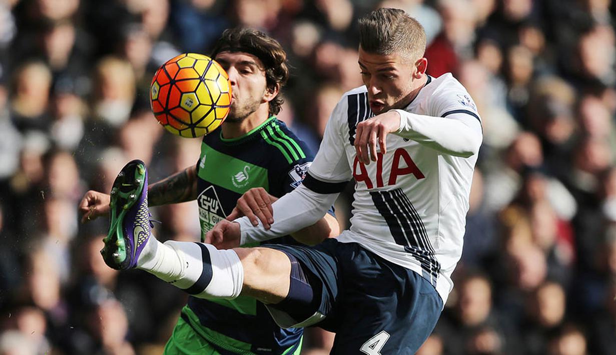 2. Bek Tottenham, Toby Alderweireld, berebut bola dengan striker Swansea, Alberto Paloshi pada laga Liga Premier Inggris di Stadion White Hart Lane, Minggu (28/2/2016). Tottenham berhasil menaklukan Swansea 2-1. (Reuters/Russell Cheyne)