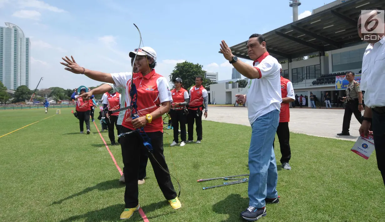 CdM Asian Games 2018, Komjen Pol. Syafruddin (tengah) meninjau pelatnas olahraga memanah di Lapangan Panahan Kompleks GBK, Jakarta, Selasa (10/4). Kunjungan ini untuk memantau persiapan jelang laga di Asian Games 2018. (Liputan6.com/Helmi Fithriansyah)