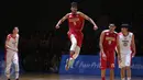 Pebasket Indonesia, Sandy Kurniawan melompat usai mencetak three point pada laga semifinal SEA Games ke-28 melawan Singapura di OCBC Arena Singapore, Minggu (14/6/2015). Indonesia unggul 87-74 atas Singapura. (Liputan6.com/Helmi Fithriansyah)