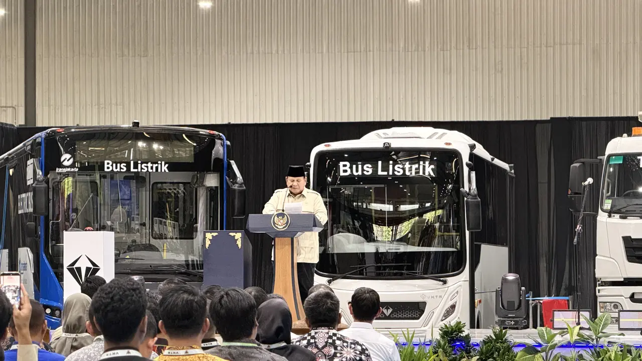 Presiden Prabowo Subianto meresmikan pabrik kendaraan listrik di Magelang