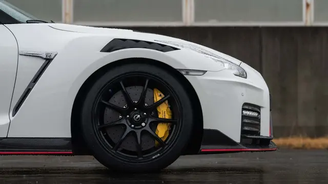 kliper kuning Nissan.