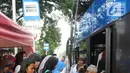 Warga menaiki bus tingkat wisata keliling Ibu Kota di kawasan Monas, Jakarta, Sabtu (16/6). Libur Hari Raya Idul Fitri dimanfaatkan oleh sebagian masyarakat Jakarta untuk berlibur ketempat wisata bersama keluarga. (Liputan6.com/Arya Manggala)