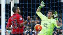 Striker West Bromwich, Salomon Rondon, membobol gawang Everton yang dijaga Joel Robles, pada laga Liga Inggris di Stadion Goodison Park, Inggris, Sabtu (13/2/2016). Everton takluk 0-1 dari West Bromwich. (AFP/Lindsey Parnaby)