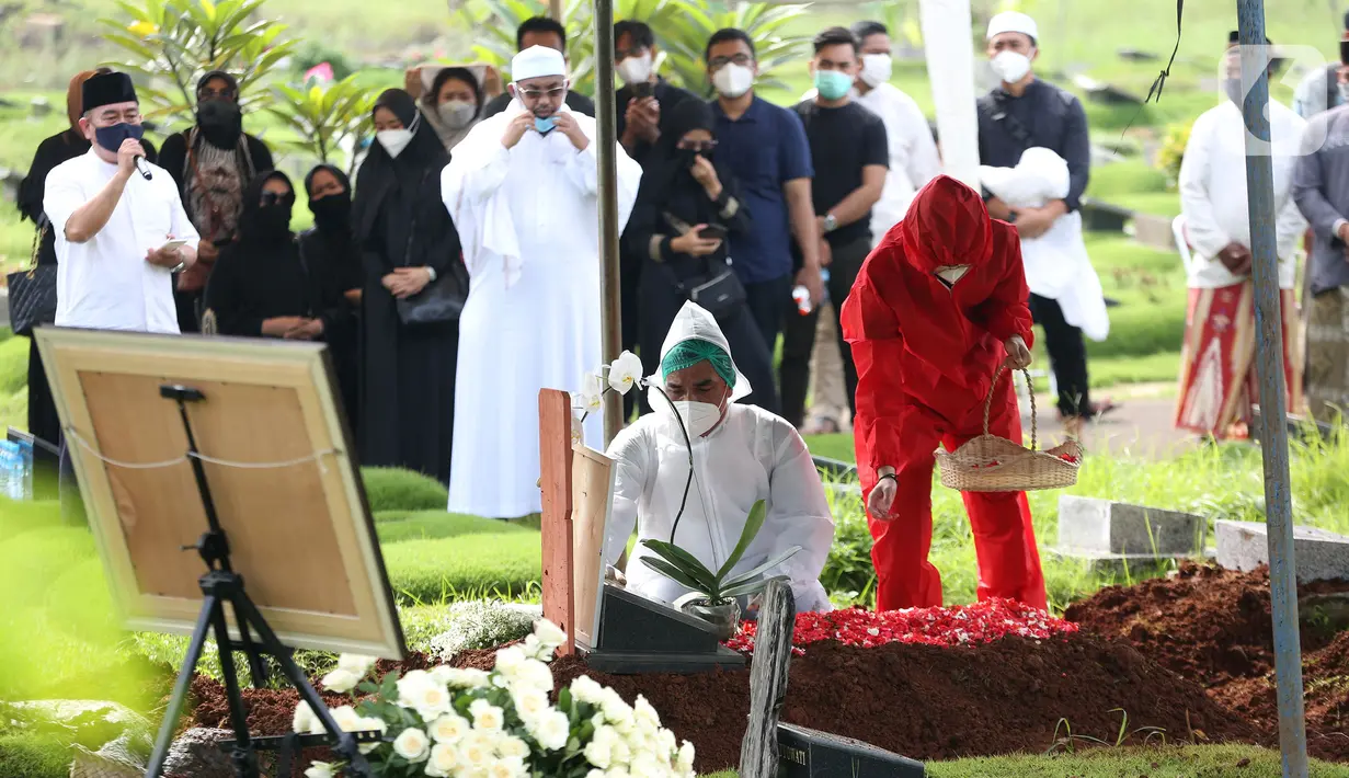 Suami presenter Rina Gunawan, Teddy Syach memandangi makam sang istri saat prosesi pemakaman di TPU Tanah Kusir, Jakarta, Rabu (3/3/2021). Rina Gunawan meninggal dunia di usia 46 tahun. (Kapanlagi.com/Budy Santoso)