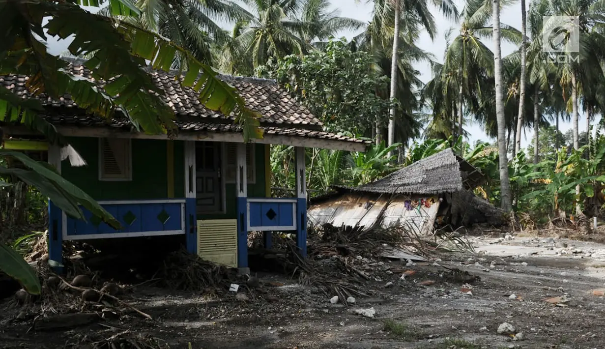 Sebuah rumah yang masih tersisa dan ditinggal penghuni pasca gelombang Tsunami Selat Sunda di Dusun Tiga Regahan Lada, Pulau Sebesi, Lampung Selatan, Minggu (30/12). Sebagian warga mengungsi ke Kalianda. (Liputan6.com/Herman Zakharia)
