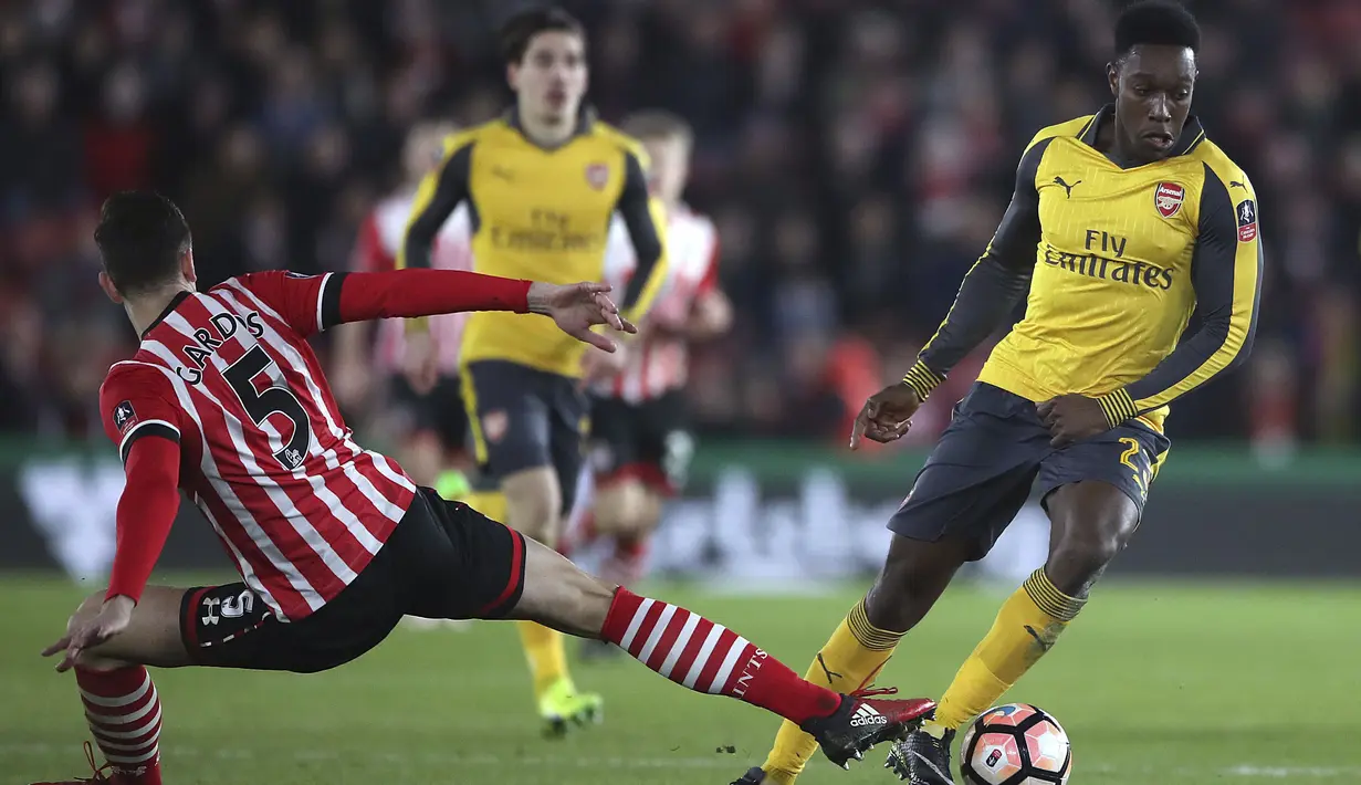 Danny Welbeck mencoba melewati hadangan pemain Southampton, Florin Gardos pada putaran keempat Piala FA musim 2016-2017 di St Mary's Stadium,  (28/1/2017. Arsenal menang 5-0. (Nick Potts/PA via AP)