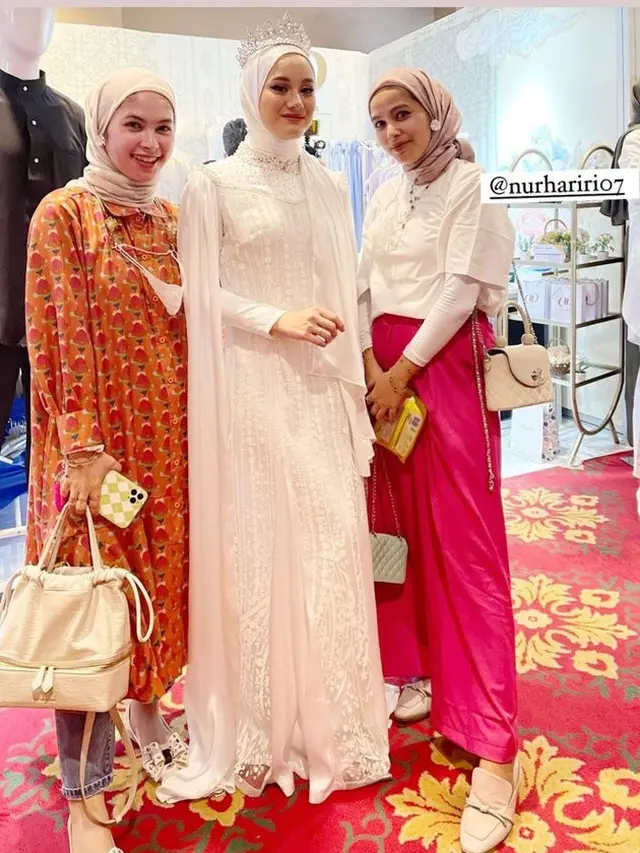 Tampil Kompak, Ini 7 Potret Dinda Hauw dan Rey Mbayang Saat Jalan di Atas Catwalk