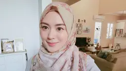 Dalam foto ini, gadis 23 tahun ini hanya memakai baju polos dan jilbab motif. Meskipun simpel namun pesona Ayan tetap terpancar (Liputan6.com/IG/xolovelyayana)