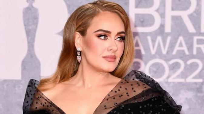 Gaya klasik elegan yang ditata oleh Jamie Mizrahi itu, Adele mengenakan cincin berlian berbentuk buah pir. Cincin berlian rancangan Lorraine Schwartz ini dikenakan di tengan kirinya, tepat di atas tato 