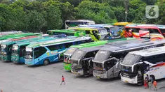 Sejumlah bus terlihat di Terminal Terpadu Pulo Gebang, Jakarta Timur, Kamis (13/4/2023). (merdeka.com/Imam Buhori)