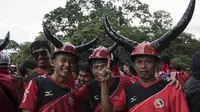Suporter Semen Padang dengan atribut tanduk kerbau jelang final Piala Jenderal Sudirman antara Semen Padang melawan Mitra Kukar di Stadion Utama Gelora Bung Karno, Jakarta, , Minggu (24/1/2016). (Bola.com/Vitalis Yogi Trisna)