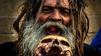 Pemerintah India sudah melarang keras untuk memakan daging manusia tetapi suku ini tetap bersikeras menjadi kanibal. 