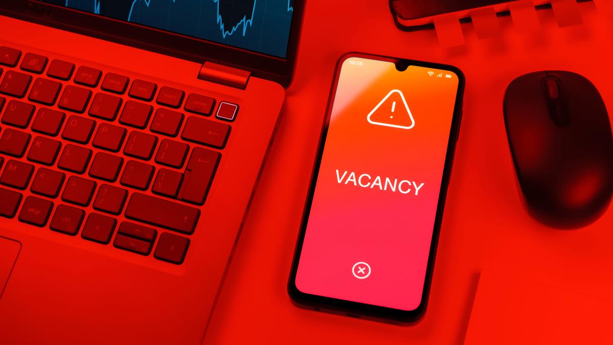 Lindungi Diri dari Penipuan Loker Palsu dan Love Scam dengan #PikirDuaKali