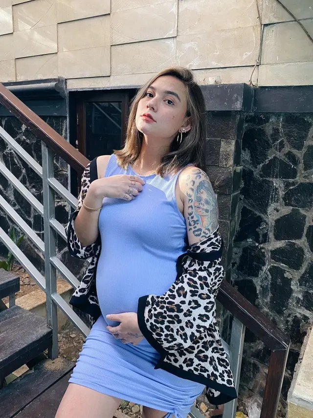 7 Potret Demi Langston Pamer Baby Bump Anak Ke-4 Ini Menawan